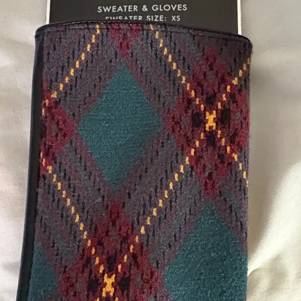 NWT Tahari Women’s Plaid Burgundy and Green Gloves